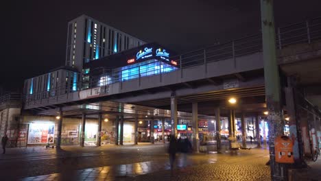 Berlín-Alexanderplatz-Lapso-De-Tiempo-Después-De-La-Lluvia-Durante-La-Hora-Pico-Después-Del-Trabajo