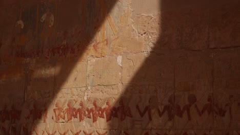 Sonnenlicht-Trifft-Auf-Bunte-Hieroglyphen,-Die-Die-Wand-Antiker-Tempel-Und-Gräber-Im-Tal-Der-Könige-Und-Im-Hatschepsut-Tempel-Säumen