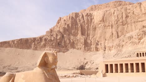 La-Antigua-Esfinge-Protege-El-Templo-Funerario-De-Hatshepsut-En-Luxor,-Egipto.