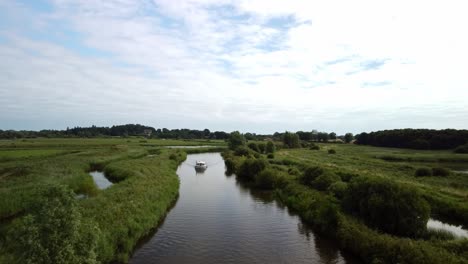 Luftdrohnenaufnahmen-Eines-Bootes,-Das-Entlang-Fährt,-Stille-Spiegelung-Des-Flusses-Yare-In-Den-Norfolk-Broads