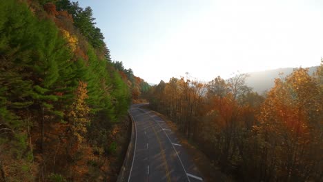 FPV-Drohne-Schwebt-über-Einer-Autobahn-Mit-Atemberaubenden-Herbstfarben-In-Nordgeorgien
