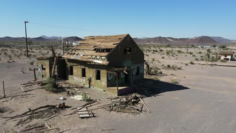 Drone-Panorámica-Alrededor-De-Un-Motel-Abandonado-En-Ludlow,-California
