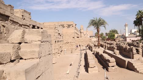 Schwenkaufnahme-Der-Ruinen-Des-Antiken-Luxor-Tempels-Mit-Moschee-Und-Minarett