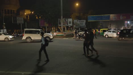 Überfüllter-Straßenverkehr-In-Der-Stadt-Am-Verkehrskontrollsignal-Aus-Einem-Anderen-Blickwinkel.-Das-Video-Wurde-Am-06.-November-2023-In-Jodhpur,-Rajasthan,-Indien,-Aufgenommen