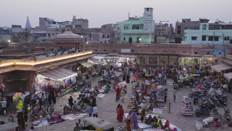 Menschen,-Die-Abends-Aus-Einem-Flachen-Winkel-Auf-Einer-überfüllten-Einkaufsstraße-In-Der-Stadt-Spazieren.-Das-Video-Wurde-Am-06.-November-2023-Auf-Dem-Sardar-Markt-In-Ghantaghar,-Jodhpur,-Rajasthan,-Indien,-Aufgenommen