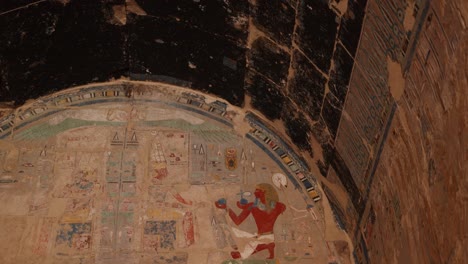 Coloridos-Jeroglíficos-Se-Alinean-En-La-Pared-De-Antiguos-Templos-Y-Tumbas-En-El-Valle-De-Los-Reyes-Y-El-Templo-De-Hatshepsut