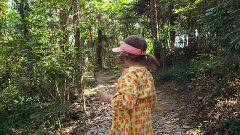 Niña-Curiosa-Exploradora-Caminando-Por-El-Sendero-Del-Bosque-Tropical-En-El-Día-De-Verano