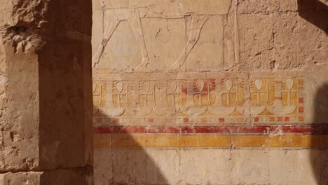 Coloridos-Jeroglíficos-En-Los-Templos-Del-Valle-De-Los-Reyes-En-Luxor,-Egipto.