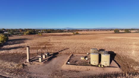 Plataforma-De-Fracking-En-Medio-De-Campos-Agrícolas-En-Colorado