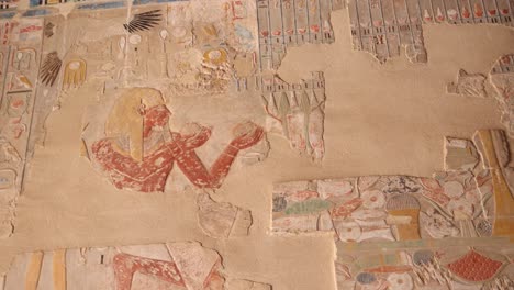 Coloridos-Jeroglíficos-Se-Alinean-En-La-Pared-De-Antiguos-Templos-Y-Tumbas-En-El-Valle-De-Los-Reyes-Y-El-Templo-De-Hatshepsut