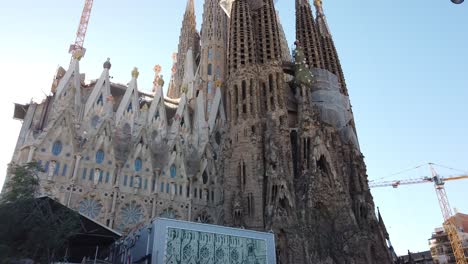 Iglesia-De-Barcelona-Por-Antonio-Gaudí-Famoso-Arquitecto-Panorámica-Del-Edificio-Sobre-El-Horizonte-Azul-Auge-Del-Turismo-Mediterráneo
