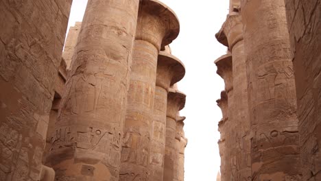 Schwenkaufnahme-Hoher-Säulen-Voller-Hieroglyphen-In-Der-Hippostil-Halle-Des-Karnak-Tempels-In-Luxor,-Ägypten