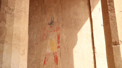 Coloridos-Jeroglíficos-De-Anubis-En-Los-Templos-Del-Valle-De-Los-Reyes-En-Luxor,-Egipto