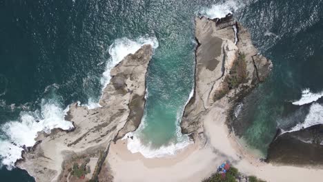 Luftaufnahme-Oder-Von-Oben-Gesehen-Den-Wunderschönen-Klayar-Strand-Mit-Dem-Charme-Von-Weißem-Sand-Und-Korallen-In-Pacitan,-Indonesien