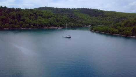 Elegantes-Segelboot-Auf-Kroatischen,-Ruhigen-Gewässern-Zwischen-Den-Inseln
