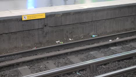 Zug-Fährt-Mit-Hoher-Geschwindigkeit-Am-Bahnhof-Mit-Viel-Müll-In-Paris,-Frankreich-Vorbei