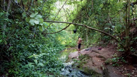 Mann-Genießt-Einen-Sonnigen,-Heißen-Tag-Und-Springt-In-Ein-Natürliches-Flussbecken,-Umgeben-Von-Bäumen-Im-Regenwald-In-Brasilien