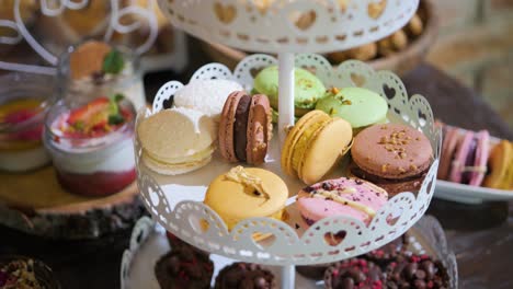 Nahaufnahme-Eines-Hochzeitsdesserts-Mit-Macarons,-Muffins,-Gebäck,-Cupcakes-Und-Kuchen