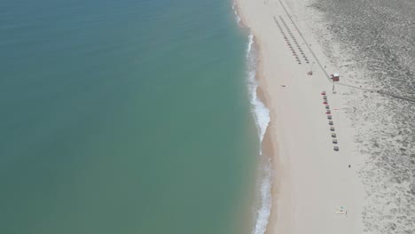 Luftaufnahme-Eines-Sandstrandes-An-Einem-Heißen-Sommertag-An-Der-Algarve,-Portugal