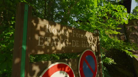 Entrance-sign-for-a-forest-hiking-route-through-the-natural-reserve-of-Étang-de-Hanau