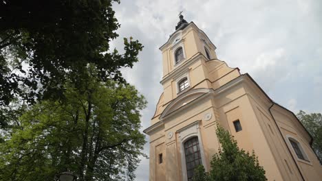 Christ-Church-Cathedral-In-Der-Stadt-–-Filmische-Tiefwinkelaufnahme-Einer-Kirche