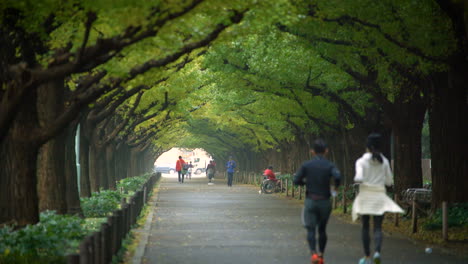 Japanese-people-running-for-exercise-in-Tokyo.