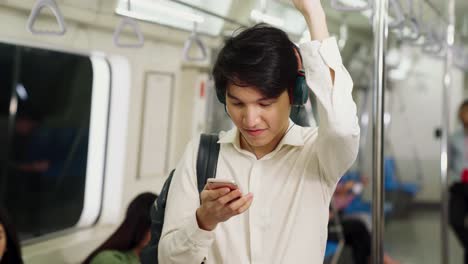 Empresario-Utilizando-Teléfono-Móvil-En-Tren-Público