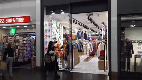K-Way-Flag-Store-Im-Einkaufszentrum-Woluwe-–-Brüssel,-Belgien