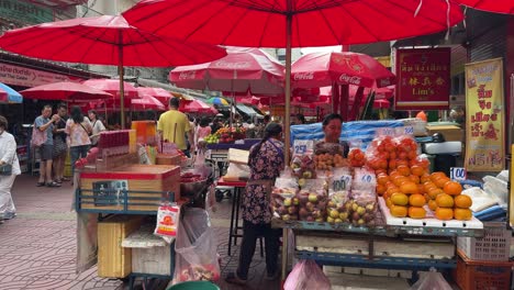 Schwenkansicht-Von-Straßenverkäufern,-Die-Ihre-Kunden-Während-Einer-Der-Einzigartigsten-Veranstaltungen-Thailands-Erwarten,-Dem-Vegetarierfest-–-Auch-Bekannt-Als-Das-Fest-Der-Neun-Kaisergötter-In-Bangkok