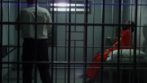 Gefängnisangestellter-öffnet-Gefängniszelle,-Gefangener-Geht-Hinaus