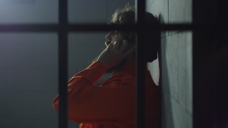 Prisionero-Con-Uniforme-Naranja-Habla-Por-Teléfono-En-La-Celda-De-La-Prisión