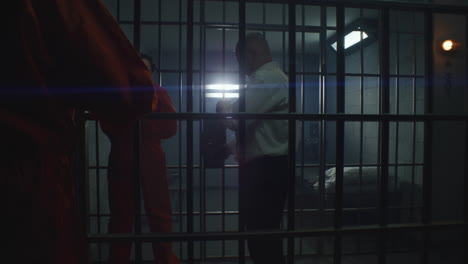 Der-Häftling-Geht-In-Die-Gefängniszelle-Und-Setzt-Sich-Aufs-Bett