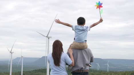 Konzept-Einer-Progressiven,-Glücklichen-Familie,-Die-Ihre-Zeit-Auf-Dem-Windkraftpark-Genießt