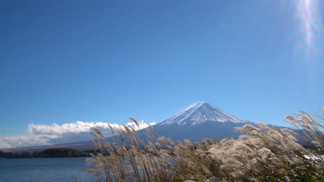 Monte-Fuji-Visto-Desde-El-Lago-Kawaguchiko,-Japón