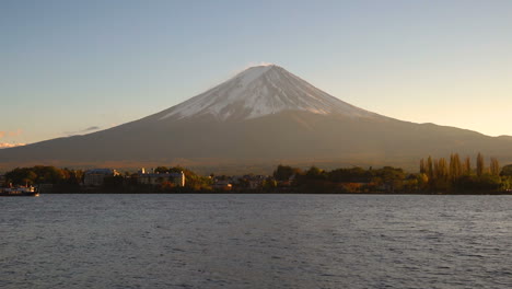 Monte-Fuji-Visto-Desde-El-Lago-Kawaguchiko,-Japón
