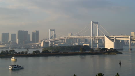 Skyline-Von-Tokio-Mit-Tokyo-Tower-Und-Regenbogenbrücke