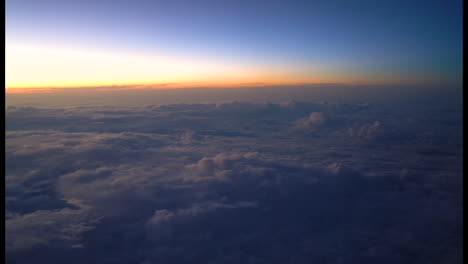 Sonnenuntergang-Vom-Aussichtspunkt-Aus-Dem-Flugzeugpassagierfenster.