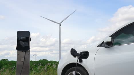 Fortschrittliche-Kombination-Aus-Elektroauto,-Ladestation-Und-Windkraftanlage.