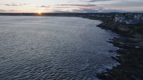 Luftdrohnenaufnahme-Von-York-Beach-Maine,-Der-über-Den-Cape-Neddick-Nubble-Lighthouse-In-Den-Sonnenuntergang-Fliegt