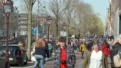 Belebte-Straße-Mitten-In-Amsterdam,-In-Der-Sich-Touristen-Und-Anwohner-Vermischen