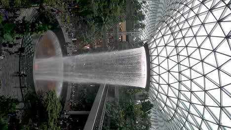 Erstaunlicher-Indoor-Wasserfall,-Der-In-Zeitlupe-Am-Flughafen-Jewel-Changi-Herabstürzt