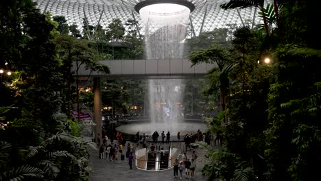 Erstaunlicher-Indoor-Wasserfall,-Der-In-Zeitlupe-Am-Flughafen-Jewel-Changi-Herabstürzt