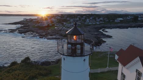 Luftdrohnenaufnahme-Von-York-Beach-Maine,-Der-über-Den-Cape-Neddick-Nubble-Lighthouse-In-Den-Sonnenuntergang-Fliegt