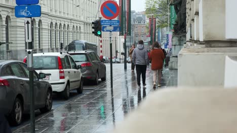 Drizzling-rain-in-the-city-as-tourists-and-residents-walk-and-cycle