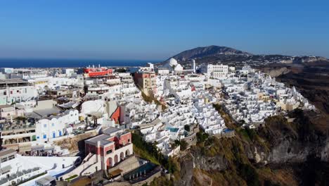 Häuser-Und-Hotels-An-Den-Klippen-Des-Dorfes-Oia-In-Santorini,-Griechenland,-Filmische-Luftaufnahme