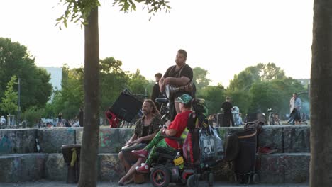 Musicians-entertaining-visitors-to-local-public-park,-Berlin