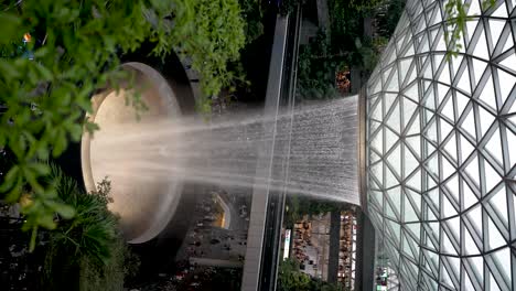 Mit-Blick-Auf-Den-Beeindruckenden-Indoor-Wasserfall,-Der-In-Zeitlupe-Am-Flughafen-Jewel-Changi-Herunterstürzt