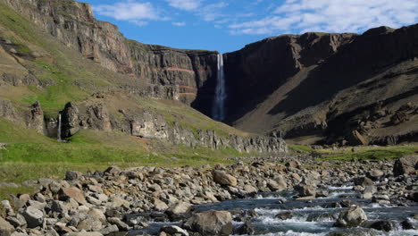 Wunderschöner-Hengifoss-Wasserfall-Im-Osten-Islands.