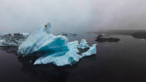 Vista-Aérea-De-Drones-De-Icebergs-En-La-Laguna-Glaciar-Jokulsarlon-En-Islandia.