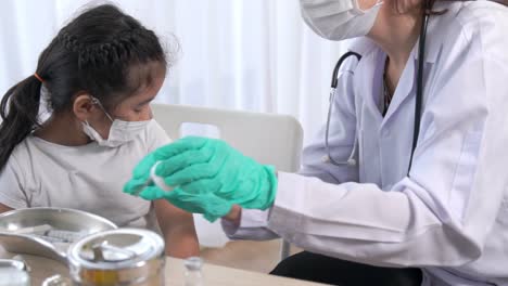 Niña-De-La-Escuela-Visita-A-Un-Médico-Experto-En-El-Hospital-Para-Vacunarse